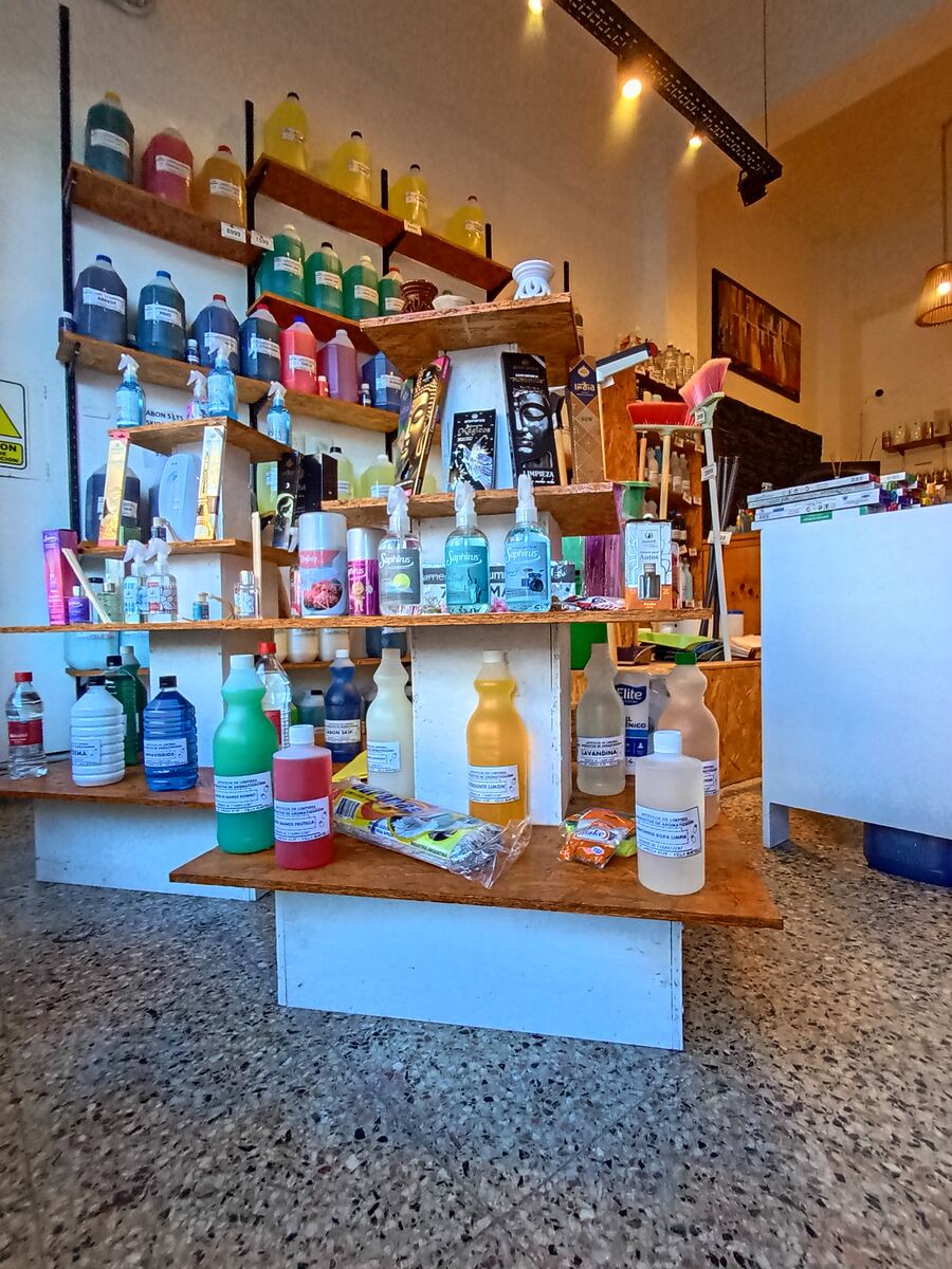 Góndola de productos de limpieza y aromatización